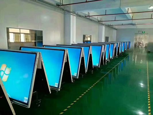 Opzionale, fotocamera integrata o esterna e microfono a LED, lavagna interattiva con IP ≥ IP5X