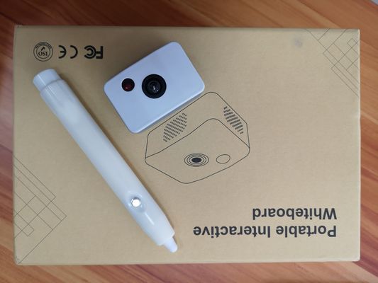 Dispositivo interattivo touch sensitivo su lavagna normale o superficie piatta per la scuola