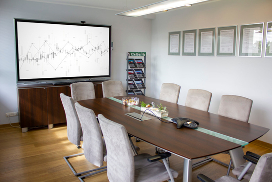 Presentazioni collaborative semplificate con un touch screen interattivo e un whiteboard